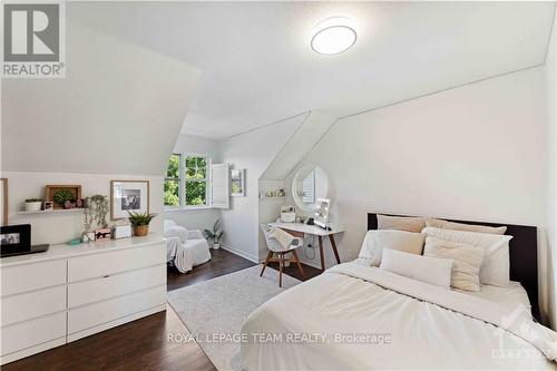 1027 Red Spruce Street, Ottawa, ON - Indoor Photo Showing Bedroom