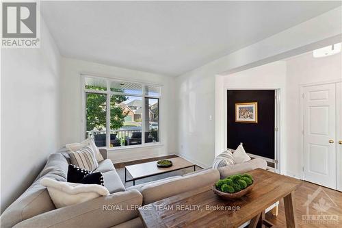 1027 Red Spruce Street, Ottawa, ON - Indoor Photo Showing Living Room