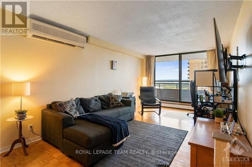 1909 - 515 St Laurent Boulevard, Ottawa, ON - Indoor Photo Showing Living Room