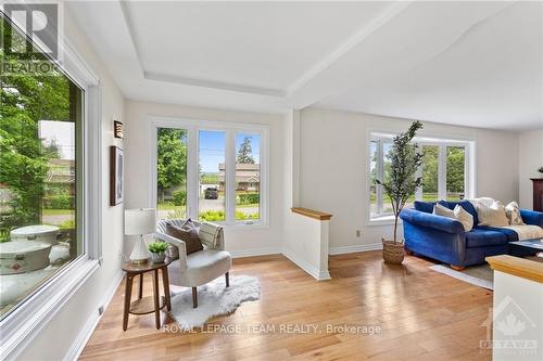 351 Riverwood Drive, Ottawa, ON - Indoor Photo Showing Living Room