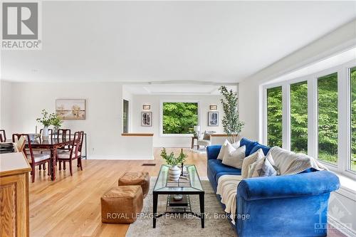 351 Riverwood Drive, Ottawa, ON - Indoor Photo Showing Living Room