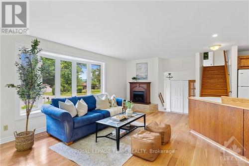 351 Riverwood Drive, Ottawa, ON - Indoor Photo Showing Living Room