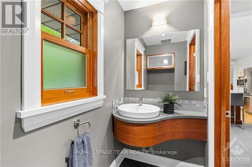 5527 Cedar Drive, Ottawa, ON - Indoor Photo Showing Bathroom