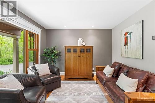 5527 Cedar Drive, Ottawa, ON - Indoor