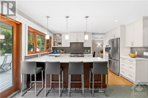 5527 Cedar Drive, Ottawa, ON - Indoor Photo Showing Kitchen With Upgraded Kitchen