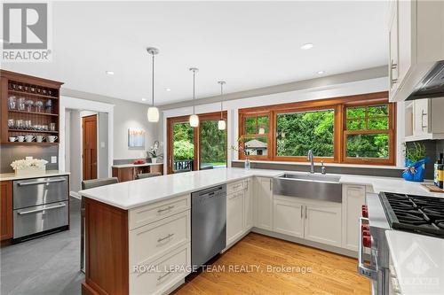 5527 Cedar Drive, Ottawa, ON - Indoor Photo Showing Kitchen With Upgraded Kitchen