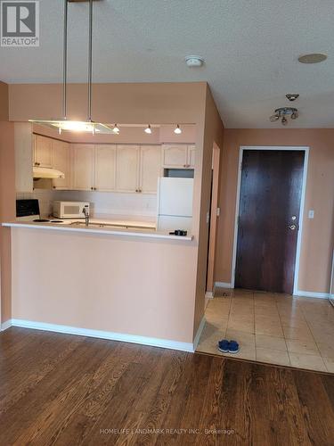 702 - 39 Pemberton Avenue, Toronto, ON - Indoor Photo Showing Kitchen