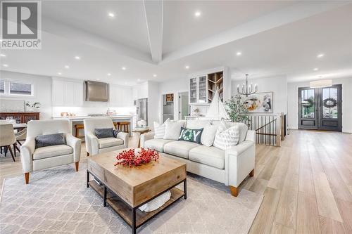 3613 Queen Street, Plympton-Wyoming, ON - Indoor Photo Showing Living Room