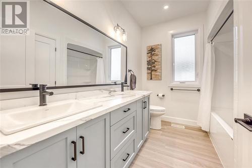 3613 Queen Street, Plympton-Wyoming, ON - Indoor Photo Showing Bathroom