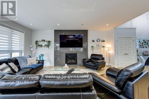 1774 Brunson Way, London, ON - Indoor Photo Showing Living Room With Fireplace