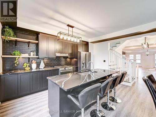 401 Kleinburg Summit Way, Vaughan, ON - Indoor Photo Showing Kitchen With Upgraded Kitchen