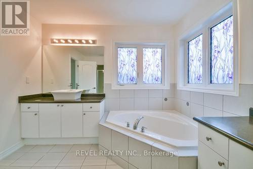 40 Sasco Way, Essa, ON - Indoor Photo Showing Bathroom