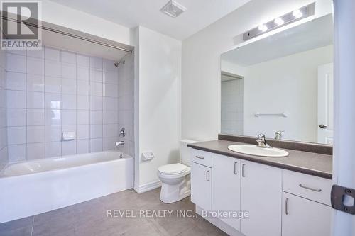 40 Sasco Way, Essa, ON - Indoor Photo Showing Bathroom