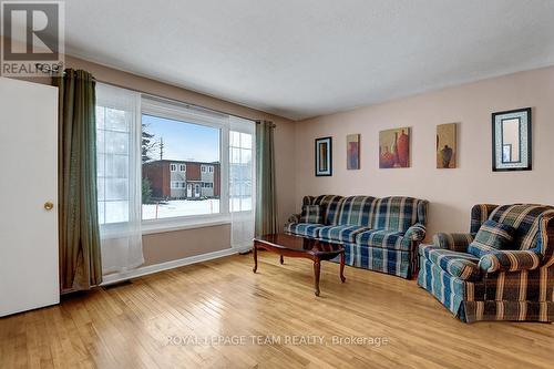 397 Presland Road, Ottawa, ON - Indoor Photo Showing Living Room