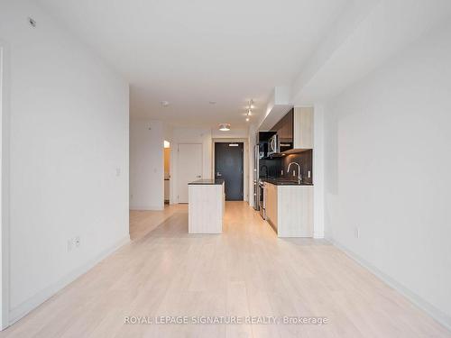 332-31 Tippett Rd, Toronto, ON - Indoor Photo Showing Kitchen