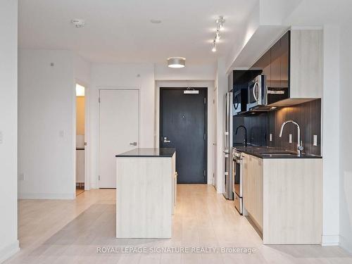 332-31 Tippett Rd, Toronto, ON - Indoor Photo Showing Kitchen