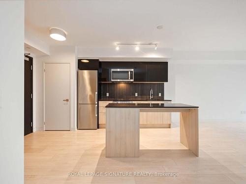 332-31 Tippett Rd, Toronto, ON - Indoor Photo Showing Kitchen