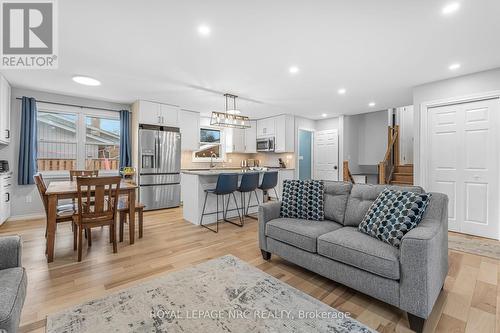 3 Hudson Drive, St. Catharines (442 - Vine/Linwell), ON - Indoor Photo Showing Living Room