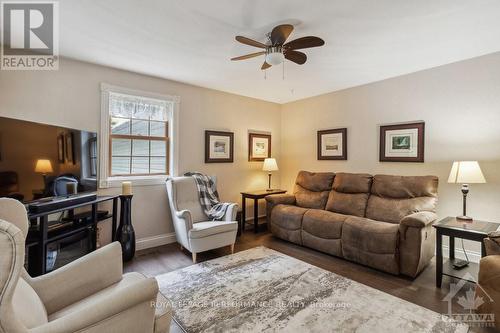 622 Rideau River Road, Montague, ON - Indoor Photo Showing Living Room