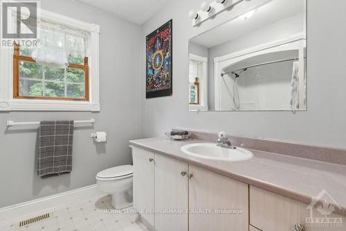 622 Rideau River Road, Montague, ON - Indoor Photo Showing Bathroom