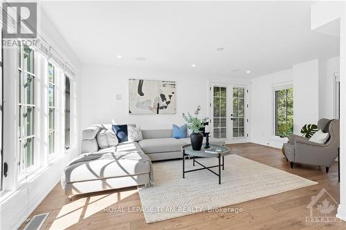 320 Hillcrest Road, Ottawa, ON - Indoor Photo Showing Living Room