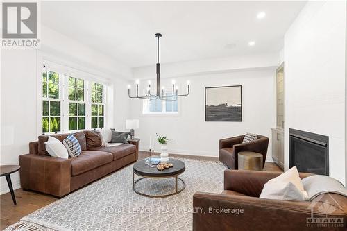 320 Hillcrest Road, Ottawa, ON - Indoor Photo Showing Living Room