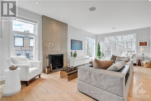 15 Camwood Crescent, Ottawa, ON - Indoor Photo Showing Living Room