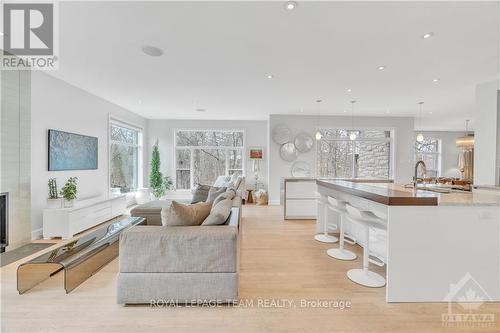 15 Camwood Crescent, Ottawa, ON - Indoor Photo Showing Living Room