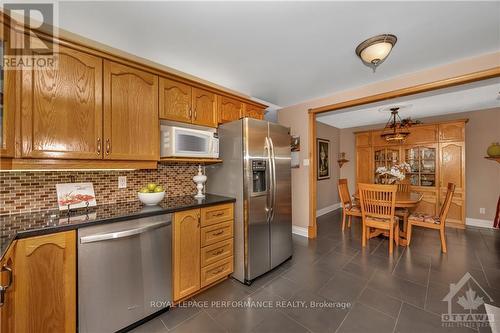 1694 Toulouse Crescent, Ottawa, ON - Indoor Photo Showing Kitchen