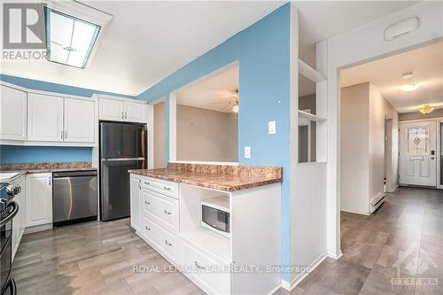 161 Huntridge, Ottawa, ON - Indoor Photo Showing Kitchen