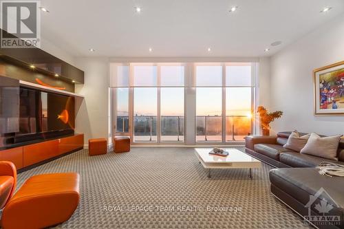 2101 - 111 Champagne Avenue, Ottawa, ON - Indoor Photo Showing Living Room