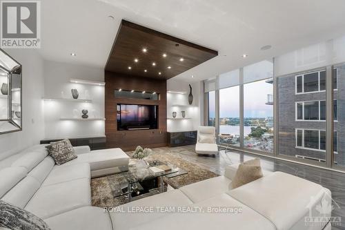 2101 - 111 Champagne Avenue, Ottawa, ON - Indoor Photo Showing Living Room