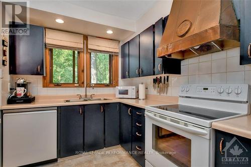 31 Viewmount Drive, Greater Madawaska, ON - Indoor Photo Showing Kitchen With Double Sink