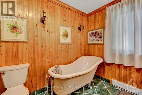 31 Viewmount Drive, Greater Madawaska, ON - Indoor Photo Showing Bathroom