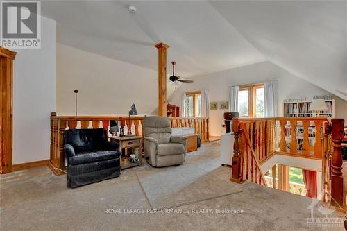 31 Viewmount Drive, Greater Madawaska, ON - Indoor Photo Showing Living Room