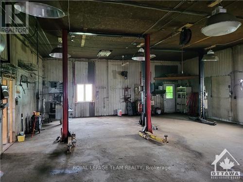 18561 County 43 Road, North Glengarry, ON - Indoor Photo Showing Garage