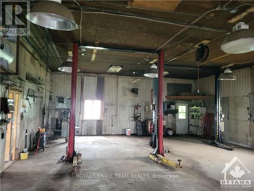 18561 County 43 Road, North Glengarry, ON - Indoor Photo Showing Garage