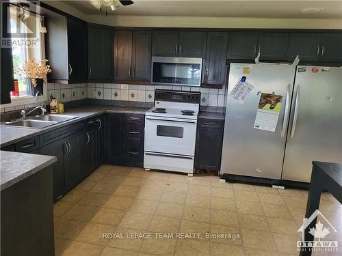 18561 County 43 Road, North Glengarry, ON - Indoor Photo Showing Kitchen With Double Sink