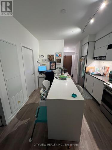 611 - 4065 Confederation Parkway, Mississauga, ON - Indoor Photo Showing Kitchen