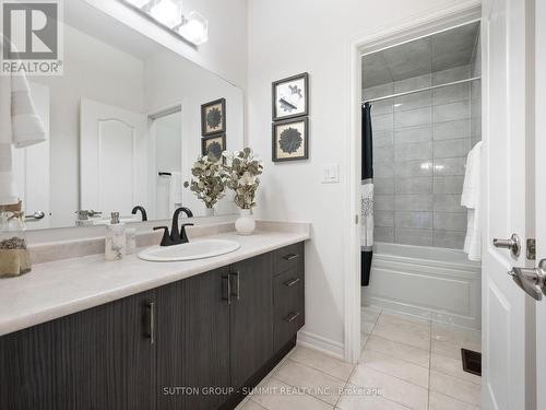 12 Great Falls Boulevard, Hamilton, ON - Indoor Photo Showing Bathroom