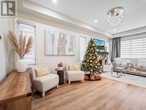 12 Great Falls Boulevard, Hamilton, ON - Indoor Photo Showing Living Room