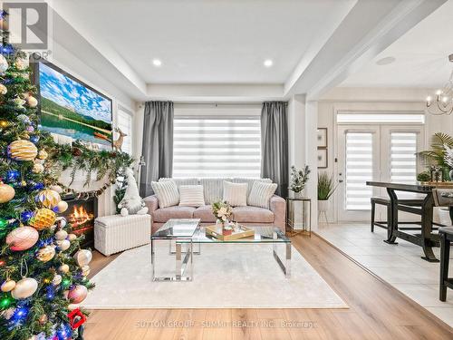 12 Great Falls Boulevard, Hamilton, ON - Indoor Photo Showing Living Room