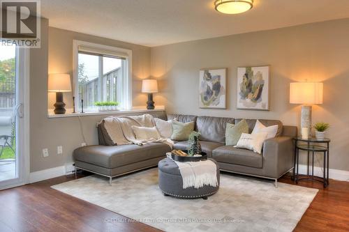 105 - 276 Eiwo Court, Waterloo, ON - Indoor Photo Showing Living Room