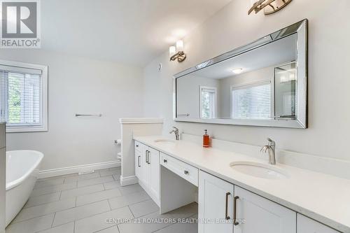 2620 Holbrook Drive, London, ON - Indoor Photo Showing Bathroom