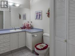 Bathroom - main level - 