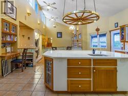 Large island, open floor plan, desk area - 