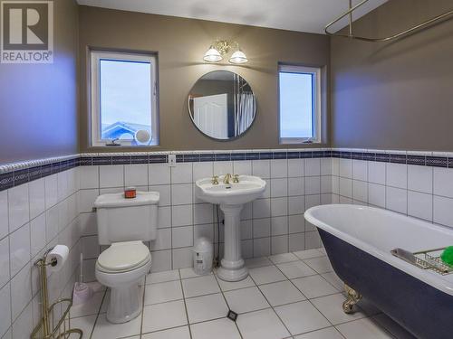 2nd floor bathroom with clawfoot tub - 11710 Olympic View Drive, Osoyoos, BC - Indoor Photo Showing Bathroom