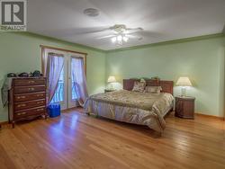 Large bedroom - hardwood floors - 