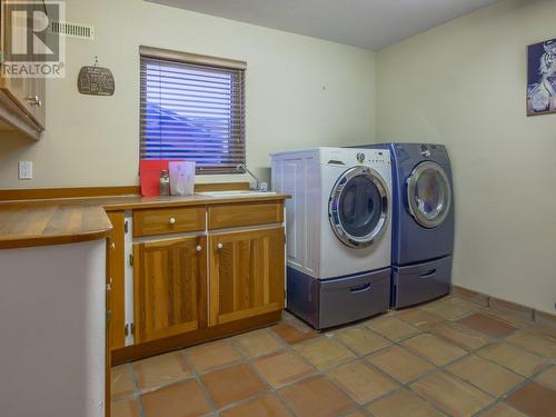 Kitchen - washer/dryer - 11710 Olympic View Drive, Osoyoos, BC - Indoor Photo Showing Laundry Room