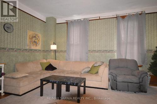 31 King Street E, Lambton Shores, ON - Indoor Photo Showing Living Room